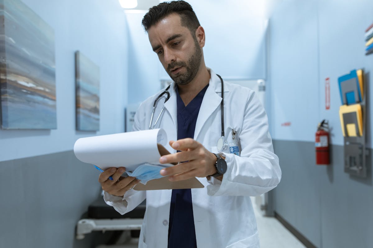 Cine decide dacă este necesară biopsia: radiologul, oncologul sau alt medic?